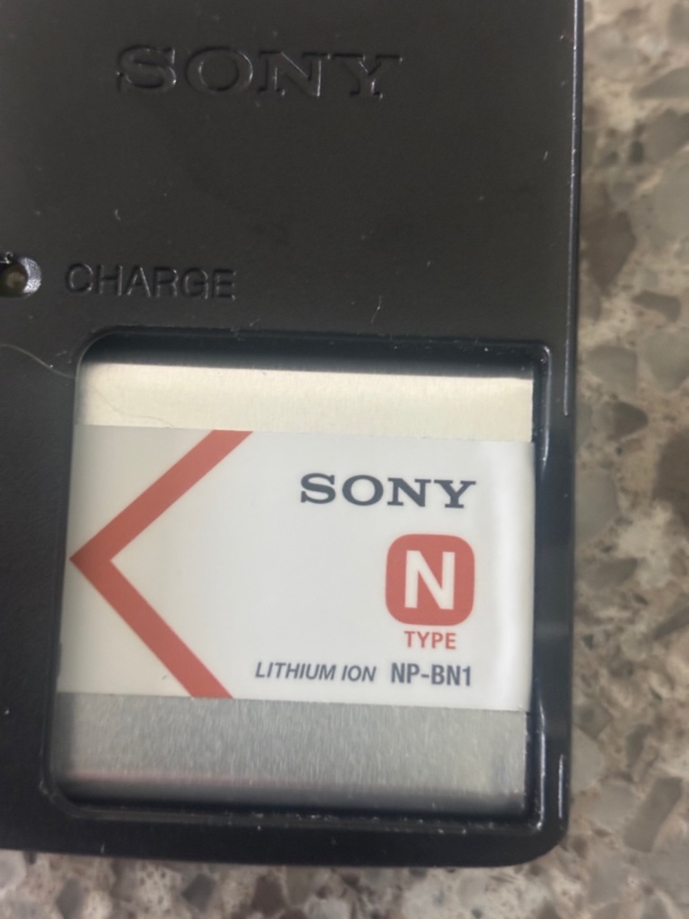 Sony rechargeable NP-BN1 Battery with wall charger - Picture 2 of 5